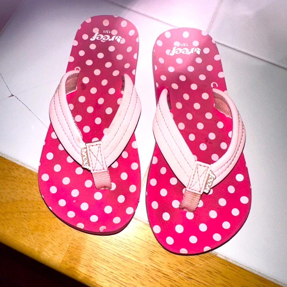 Girls reef flip flops .